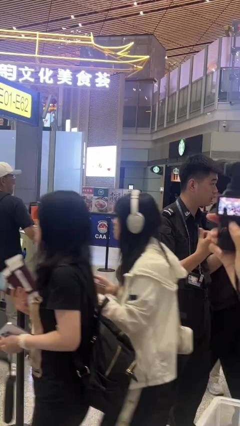 周渝民现身首都机场引粉丝追忆流星花园