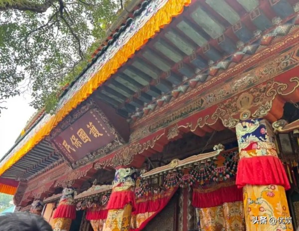 撒贝宁一家游塔尔寺，李白美如画，孩子们萌态十足，外国友人同行