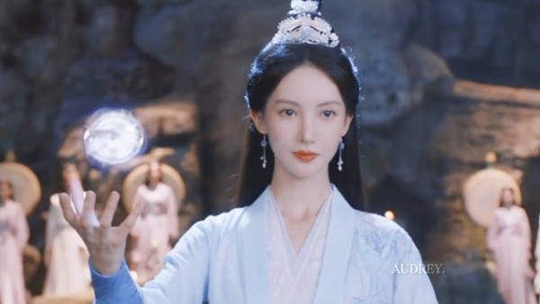 金晨饰演冷脸师姐南宫婉登场，眼神藏故事