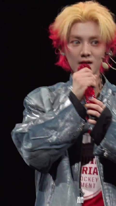 鹿晗演唱会读饭撒牌与粉丝双向奔赴
