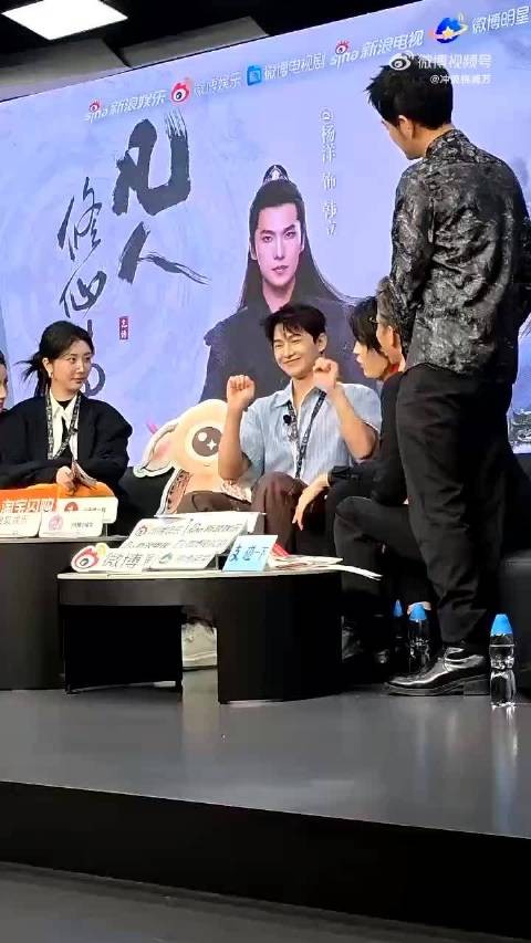 杨洋活动现场展露胸肌引关注