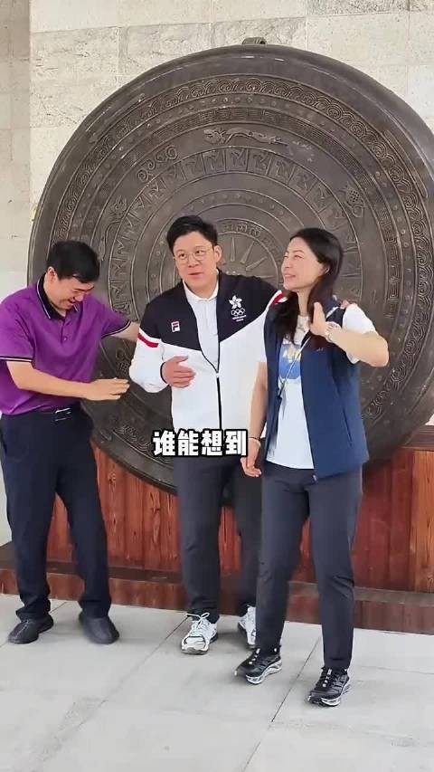 看到霍震霆又一次跟在领奖的儿媳身边，才知郭晶晶豪门地位有多牛