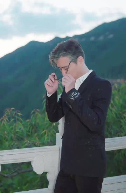 这个李乃文真的是daddy级别，叔圈天花板了，果然老了的法拉利也是法拉利啊！