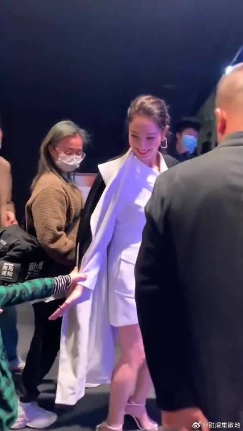 郑希怡下台就被女儿粘住了