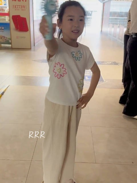董璇真的把女儿养的很好，大大方方又很有元气，属于少女的青春感也满满