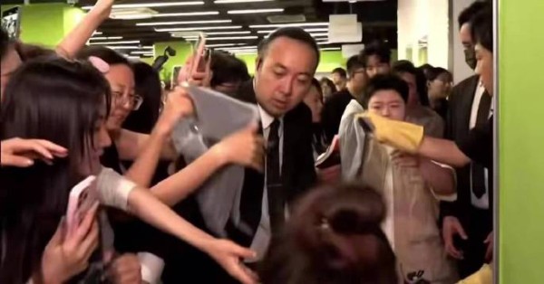 嘻哈假睫毛掉落王越脸上,扫楼直播互动有梗