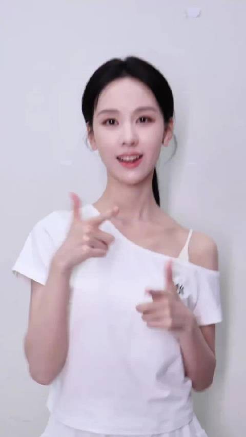 我真的要被这只小兔子给萌死了，陈都灵保持这个营业质量好吗？