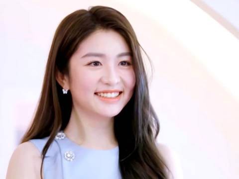 笑起来甜甜的,说话很温柔,本人跟照片不一样的美,有点儿像李兰迪