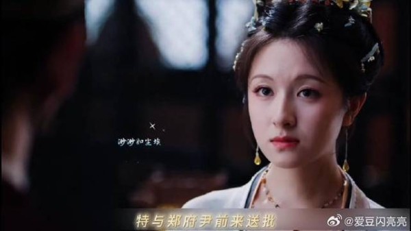 小情侣帮忙看哨,一看来人立马撒泼打滚,仗势欺人