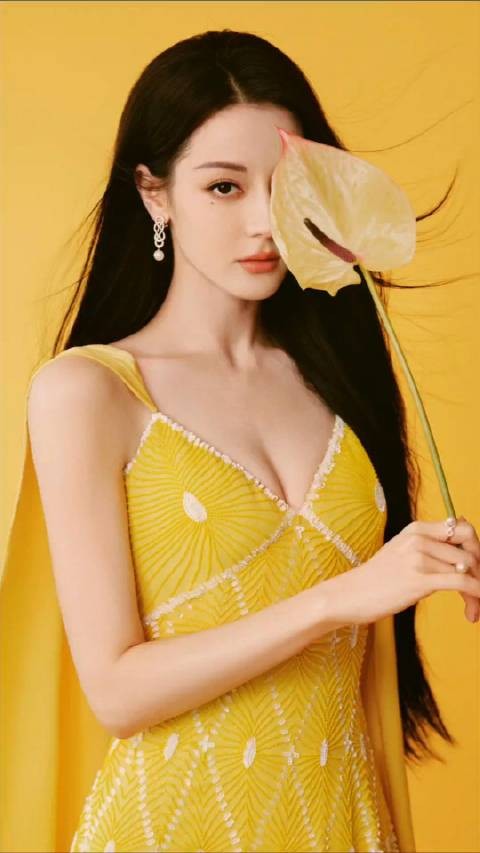 迪丽热巴身上任何颜色都显得明艳无比