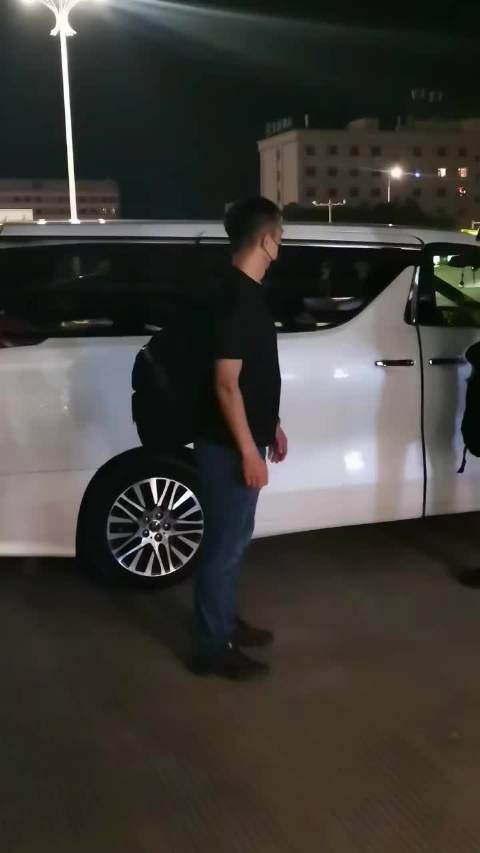 大太监在这种时候比何其飞有用多了