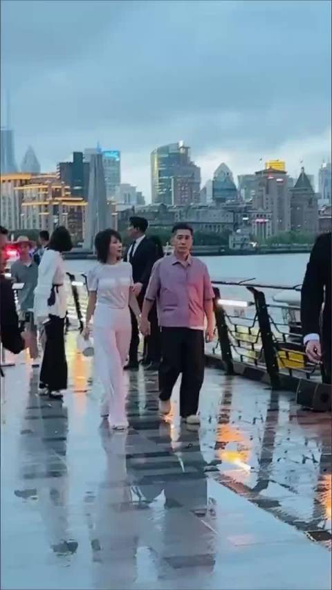 梁朝伟刘嘉玲现身上海外滩，未生育状态引关注