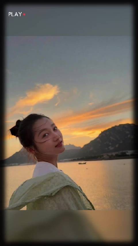 关晓彤晒绝美夕阳照，白t恤丸子头青春洋溢