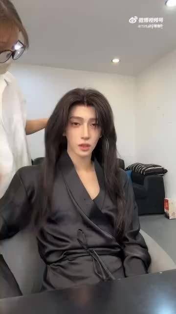 刘宇直播展示古代妆造过程，为生日会演唱会拍摄国风物料
