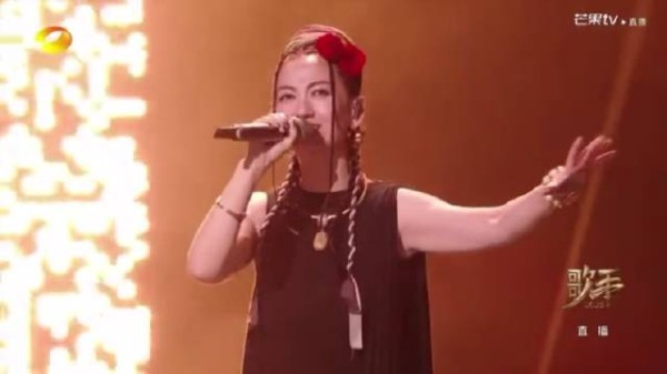 者来女『歌手2025』突围赛舞台表演大玩自己爆火梗「蕾蒂娅」