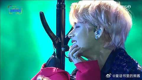 金泰亨泪痣在灯光下美的不像话，粉丝“你不要这样笑，我受不了”