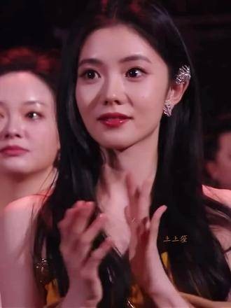 这场活动的拍摄角度十分刁钻，女明星们的反应都显得格外可爱 赵丽颖 张婧仪