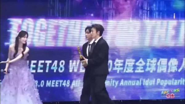 一想到我爹妈当着那么多人的面扶腰我的脸上就绽放出笑容