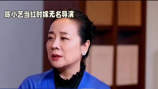 陈小艺一家回陕西老家，导演老公站不稳被儿子抱怀中，又瘦又苍老！