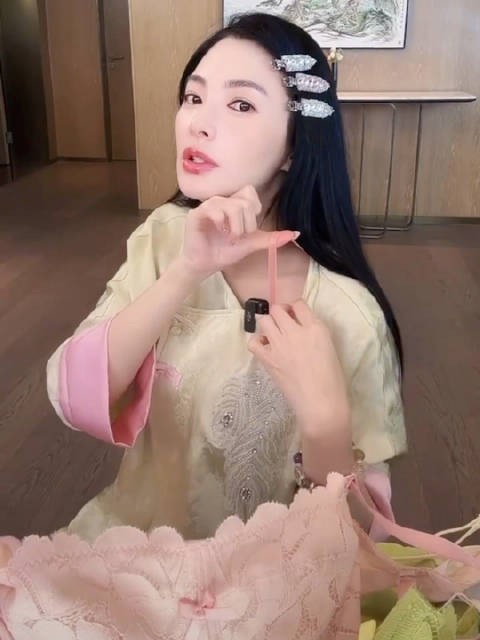 张雨绮原来爱穿大胸显小的内衣
