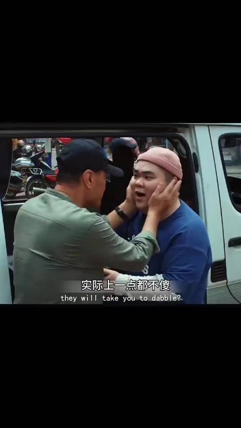毒枭儿子看似是个傻子,不料竟是个炸弹高手