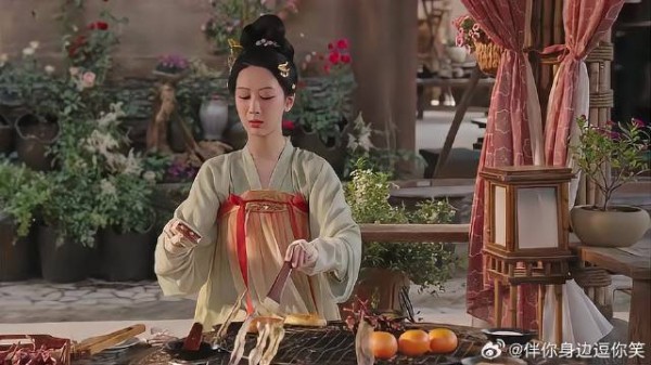 李现光会欺负杨紫 不顾她手上伤口,要她烤肉扇风