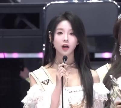 SNH48盛典临时取消龙亦瑞奖项，队友梁乔杨媛媛暖心相助