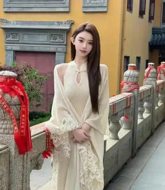 男演员冯绍峰被曝新恋情，女方是中戏才女周麟嘉，神似赵丽颖