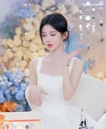 鞠婧祎发布新手势舞视频，动作精准表情灵动