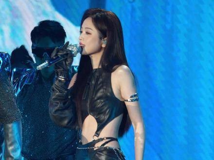 吴宣仪演绎“坏女人”形象反差魅力满分