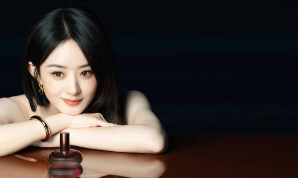 赵丽颖趴在桌子上，神态笃定。