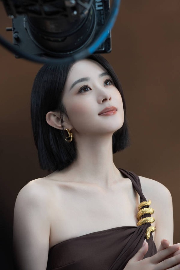 赵丽颖仰头，修长天鹅颈吸睛。