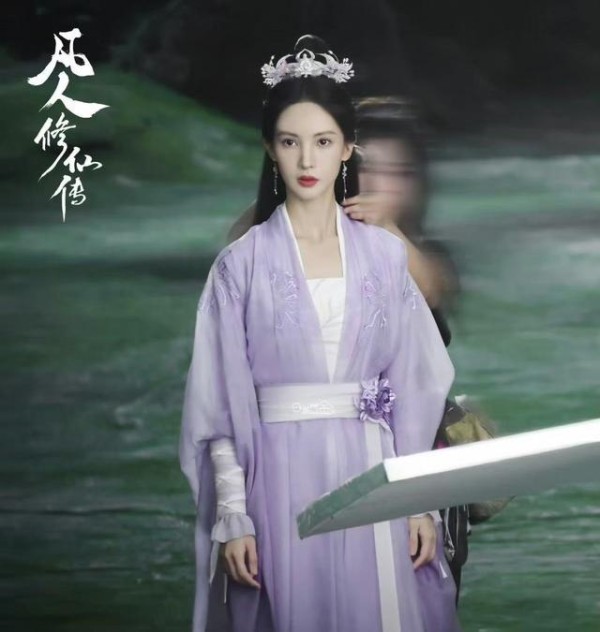 天然的妈生脸有多高级，35岁金晨与38岁刘亦菲对比，差距一目了然