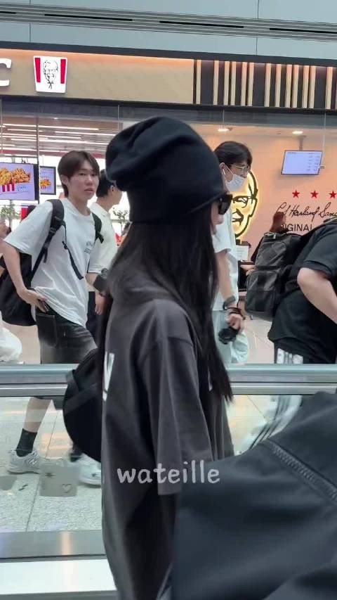 宁艺卓ICN机场出发饭拍曝光