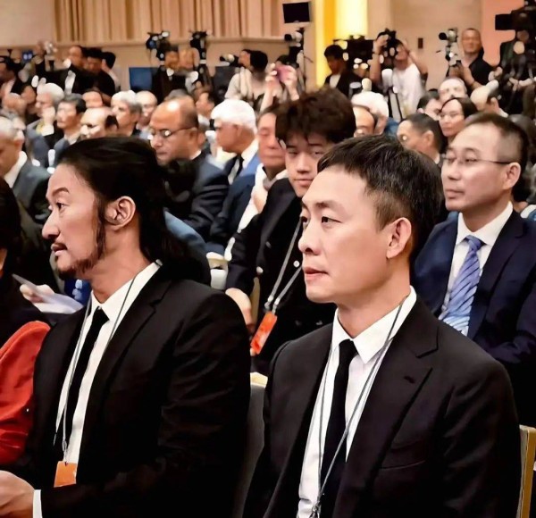 吴京为戏留长发蓄络腮胡，与张译默契亮相，状态对比太明显！