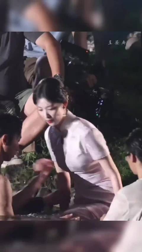 王楚然民国造型亮相，腰臀比惊艳转身瞬间