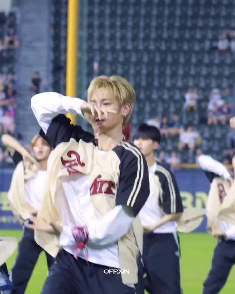 周安信 棒球场表演高清饭拍