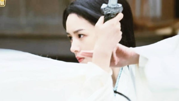 也子越素越美的一张脸…所有人请欣赏周也这段素衣打戏️