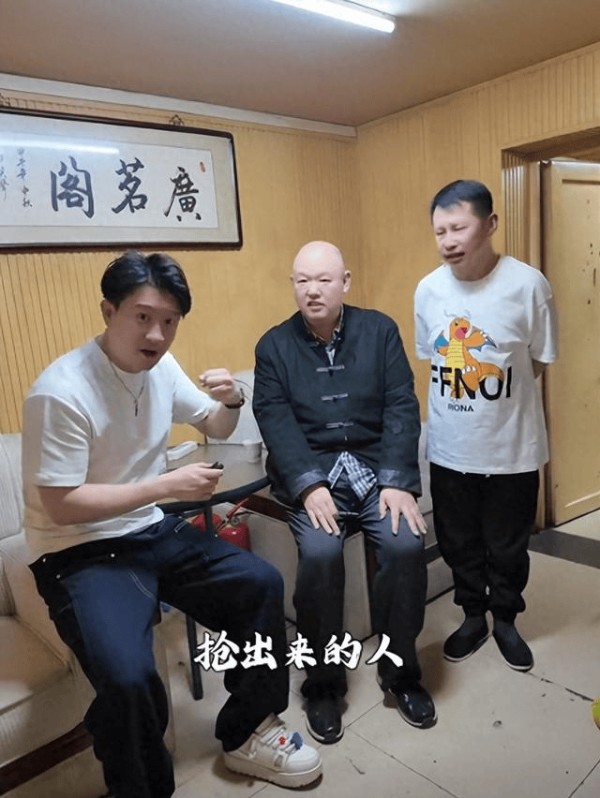 豪气！曹云金北京私人会所聚餐，4瓶茅台吃烤全羊，椅子都是宾利