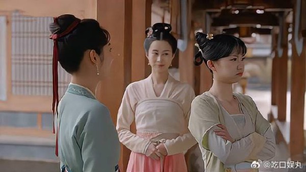 小姐带回个新丫鬟，旧丫鬟秒变醋王，竟然各种挑她刺！