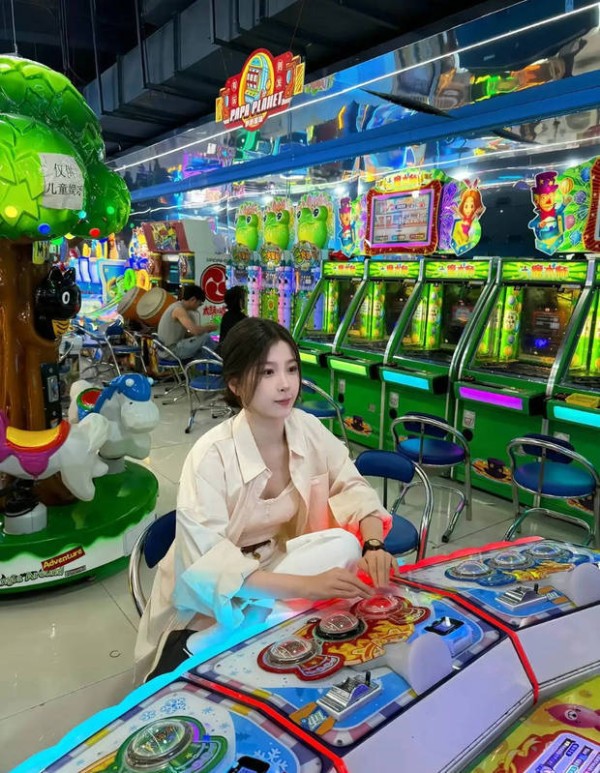 虞书欣化身游戏少女，表情超可爱。