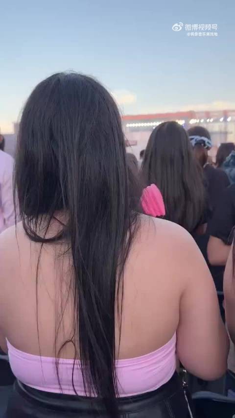 BlackPink米兰演唱会人山人海，粉丝热情高涨