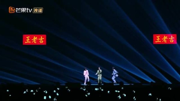 INTO万初舞台粉绿蓝西服撞色TFBOYS