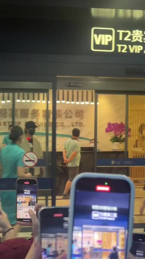 吴磊抵达宁波获粉丝有序接机，东极岛路演明日开启