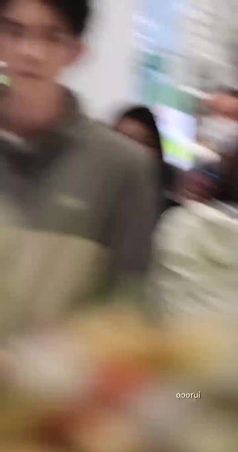 敖瑞鹏笑起来也太可爱了啊，乖乖的感觉谁能不喜欢啊