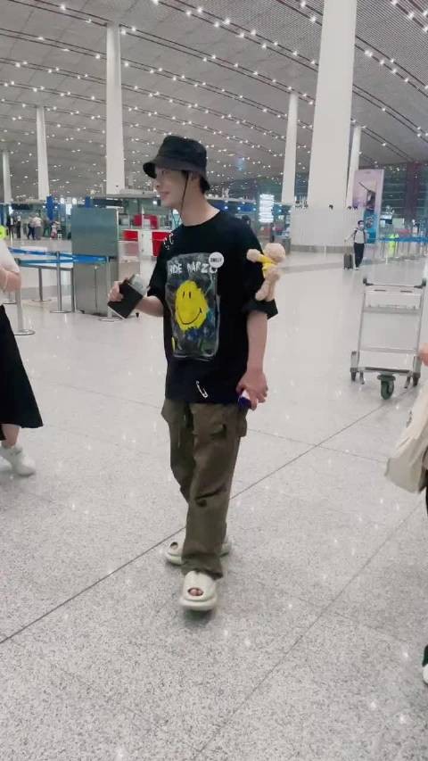 黄晓明机场被问叶珂产子，衣着可爱引关注