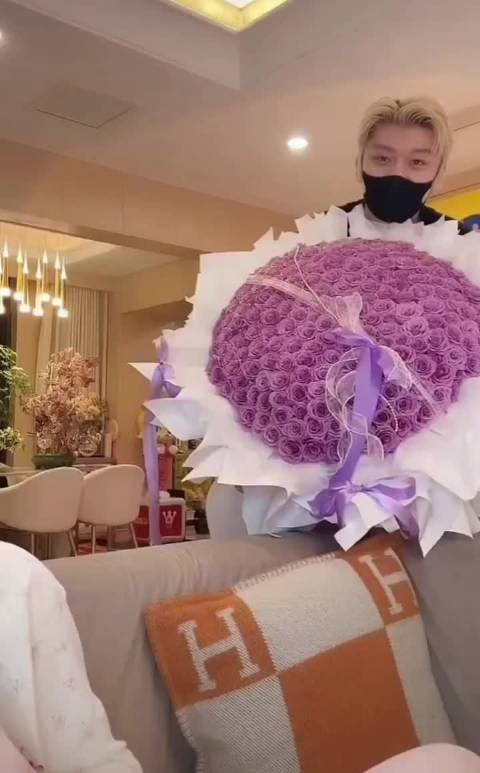 韦雪生日收前男友所赠玫瑰，确认无他意后收下