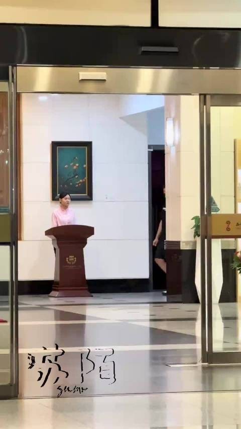 汪苏泷西安机场生图曝光，顺毛造型笑容吸睛