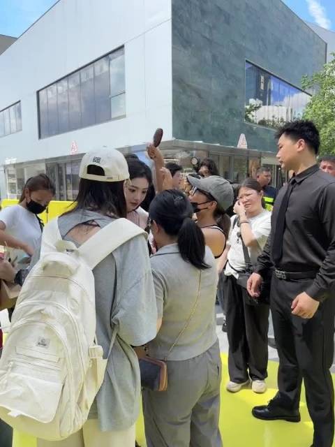 周洁琼上海整理直播造型引粉丝不满
