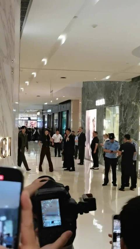 胡一天现身长沙Gucci活动，与粉丝热情互动